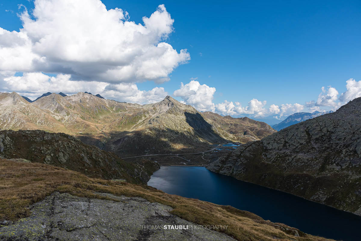 Wolken und Sonne wechseln sich ab über dem Lago di Lucendro