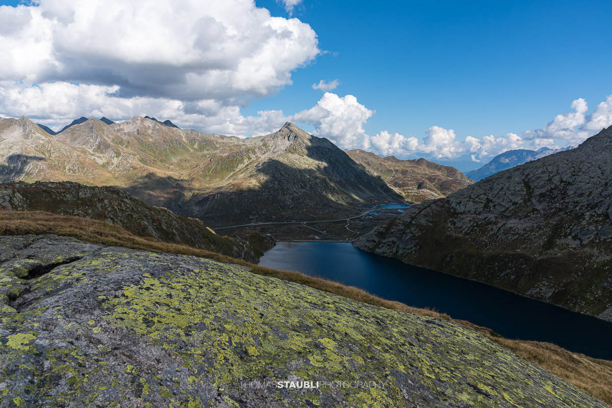 Wolken und Sonne wechseln sich ab über dem Lago di Lucendro