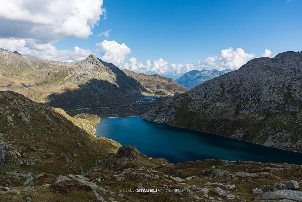 Wolken und Sonne wechseln sich ab über dem Lago di Lucendro