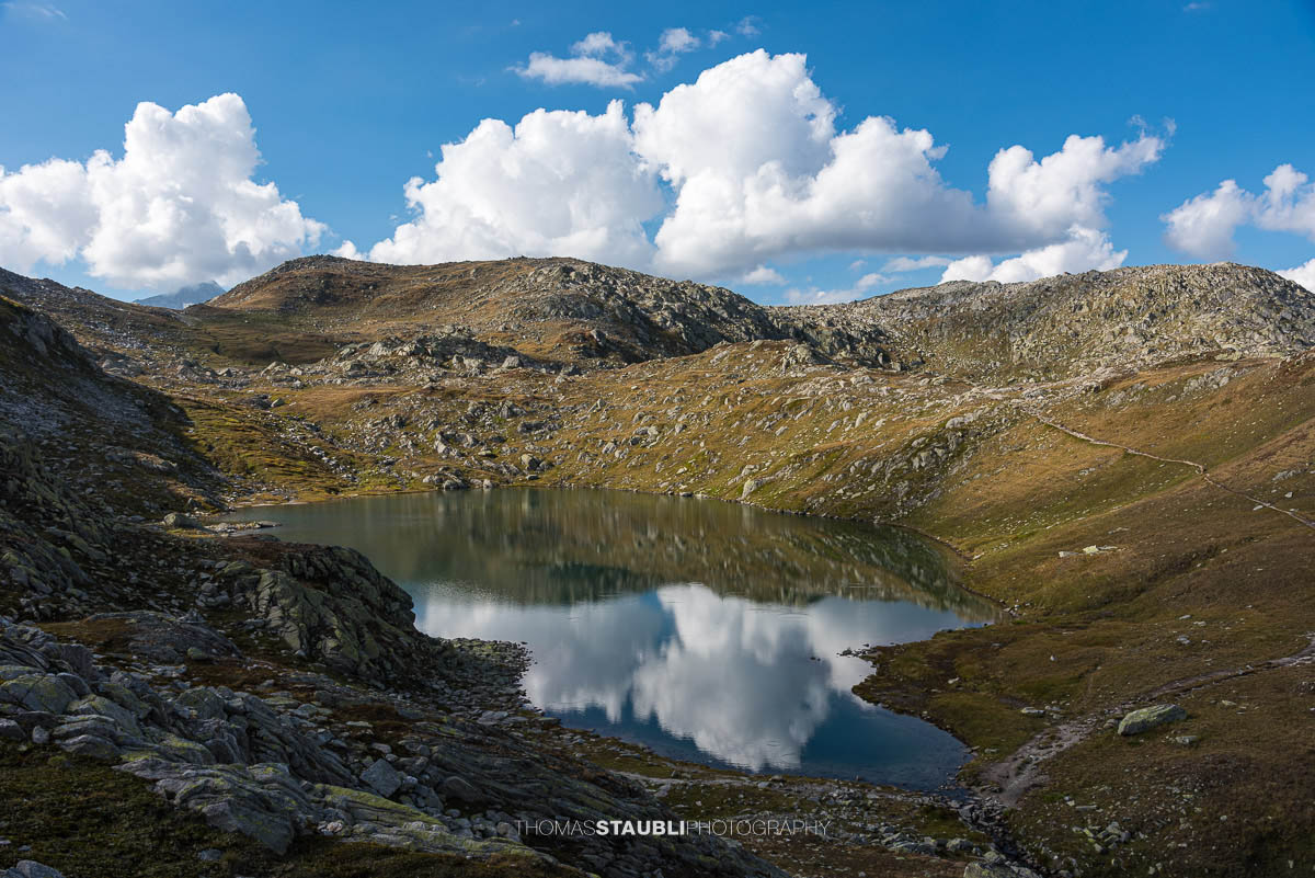 Wolken und Sonne wechseln sich ab über den Laghi della Valletta
