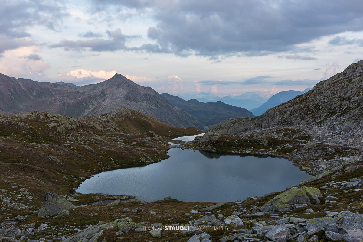 Abendstimmung am Laghi della Valletta, im Hintergrund der Monte Prosa