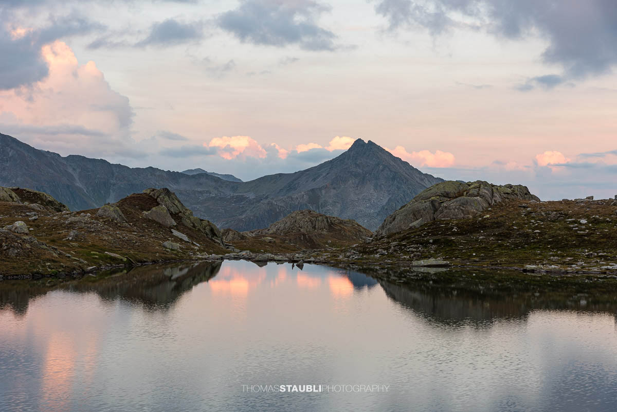 Abendstimmung am Laghi della Valletta, im Hintergrund der Monte Prosa