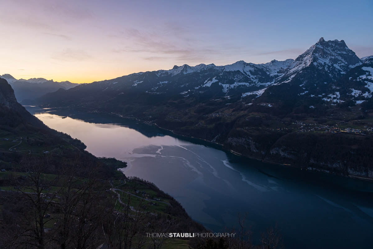 Blick auf Amden über dem Walensee in der Morgendämmerung, Kanton St. Gallen.