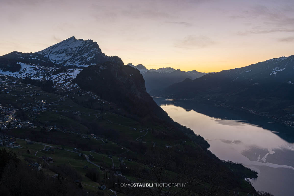 Blick auf Amden über dem Walensee in der Morgendämmerung, Kanton St. Gallen.