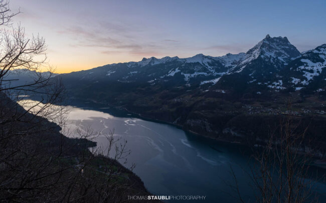Blick auf Amden über dem Walensee in der Morgendämmerung, Kanton St. Gallen.