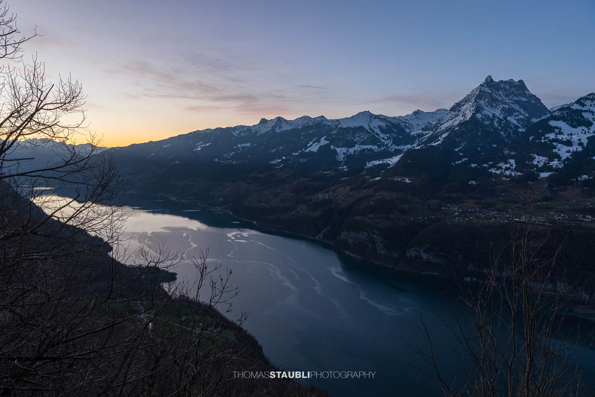 Blick auf Amden über dem Walensee in der Morgendämmerung, Kanton St. Gallen.