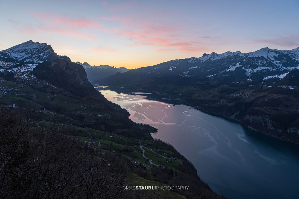 Blick auf Amden über dem Walensee in der Morgendämmerung, Kanton St. Gallen.