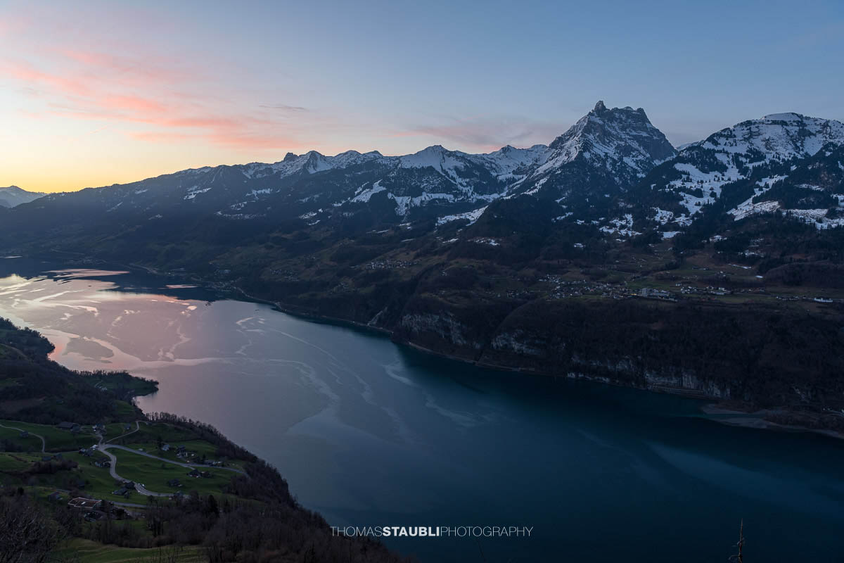 Blick auf Amden über dem Walensee in der Morgendämmerung, Kanton St. Gallen.