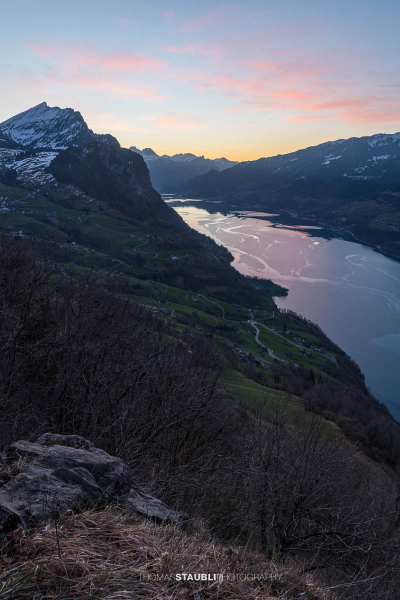 Blick auf Amden über dem Walensee in der Morgendämmerung, Kanton St. Gallen.