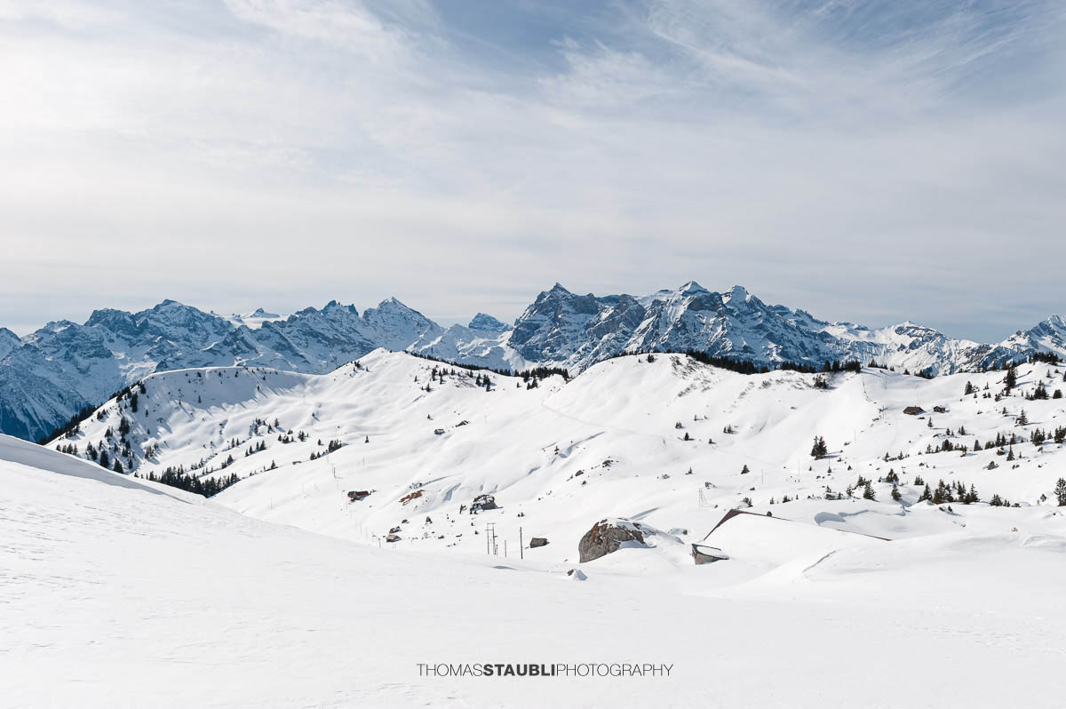 Blick zur Hüenderegg und den Urner Alpen