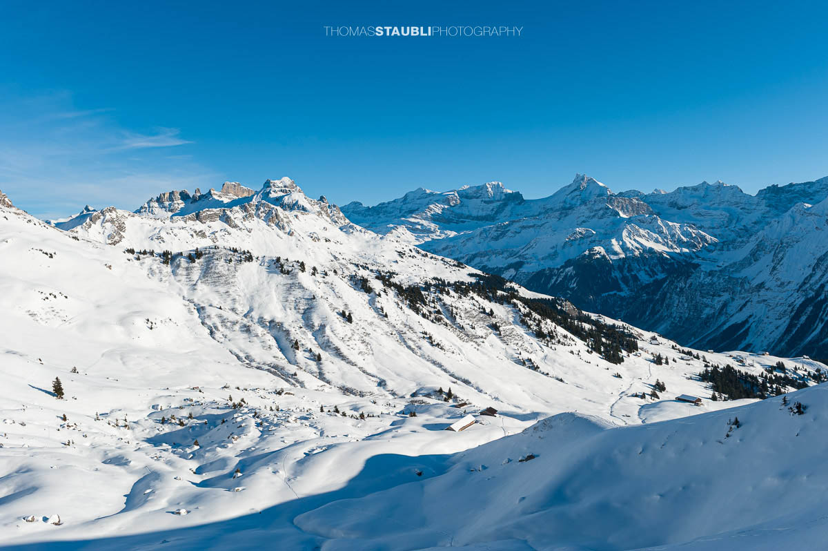 Blick ins Mättental, im Hintergrund die verschneiten Glarner Alpen