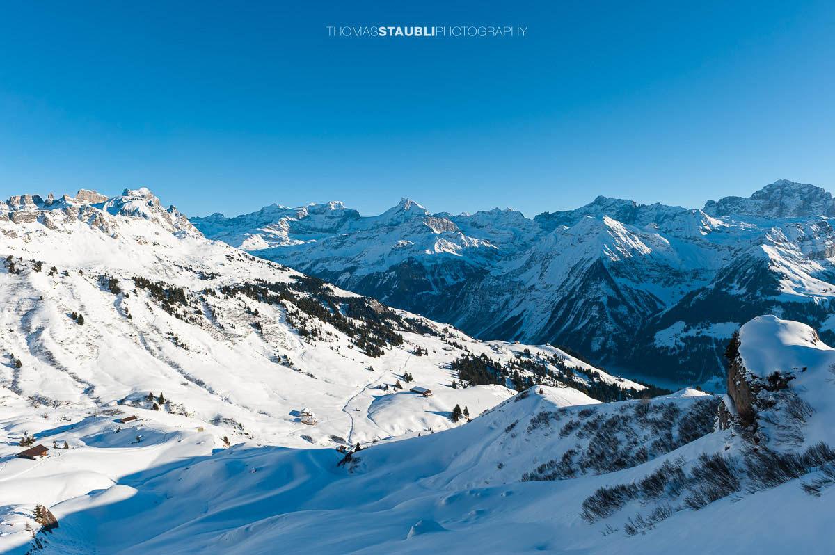 Blick ins Mättental, im Hintergrund die verschneiten Glarner Alpen