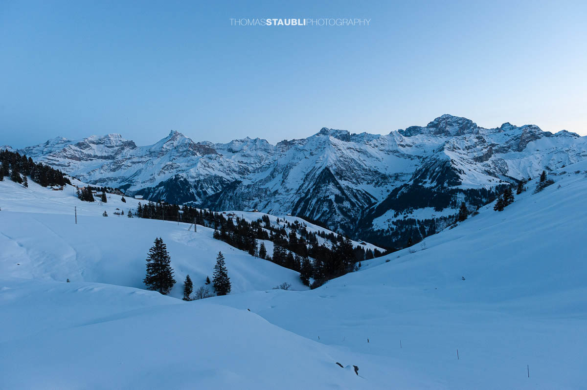 Abenddämmerung über dem Schächental, im Hintergrund die Glarner Alpen