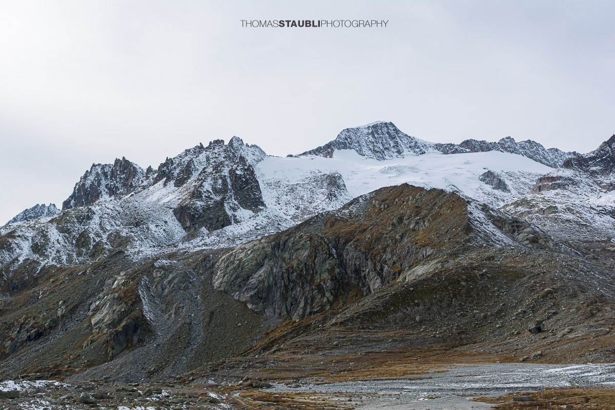 Chli, Gross Bielenhorn und Galenstock oberhalb des Furkapasses, schroffe Gipfel mit frischem Schnee unter bedecktem Himmel in alpiner Hochgebirgslandschaft.