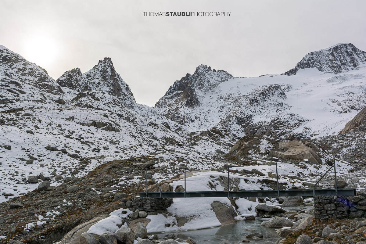 Chli, Gross Bielenhorn und Galenstock oberhalb des Furkapasses, schroffe Gipfel mit frischem Schnee unter bedecktem Himmel in alpiner Hochgebirgslandschaft.