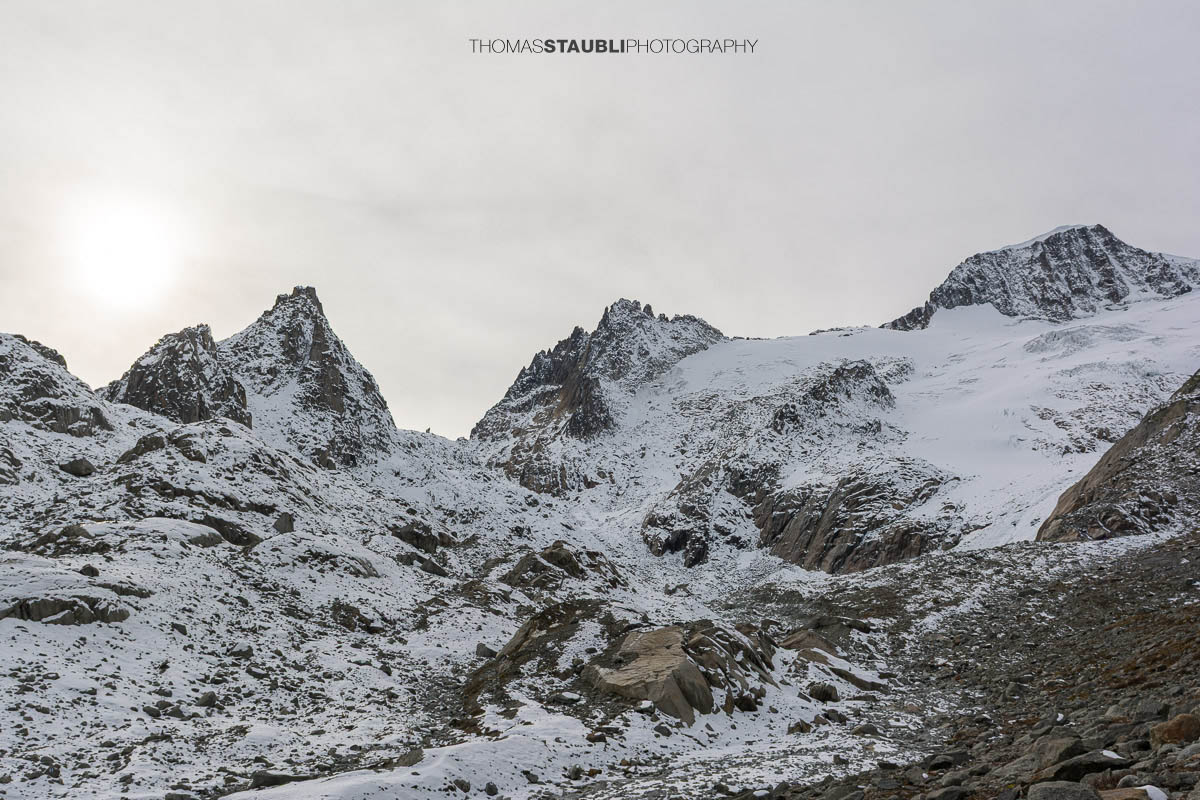 Chli, Gross Bielenhorn und Galenstock oberhalb des Furkapasses, schroffe Gipfel mit frischem Schnee unter bedecktem Himmel in alpiner Hochgebirgslandschaft.