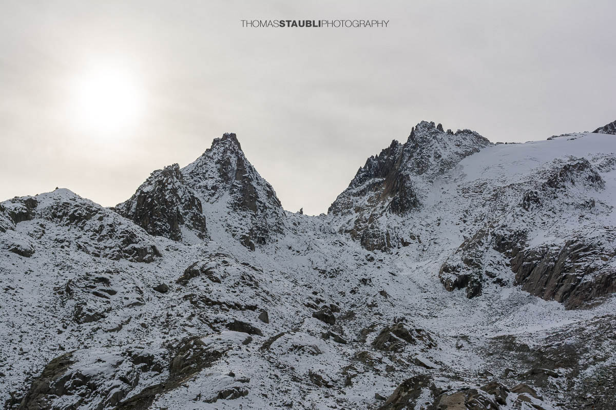 Chli und Gross Bielenhorn oberhalb des Furkapasses, schroffe Gipfel mit frischem Schnee unter bedecktem Himmel in alpiner Hochgebirgslandschaft.
