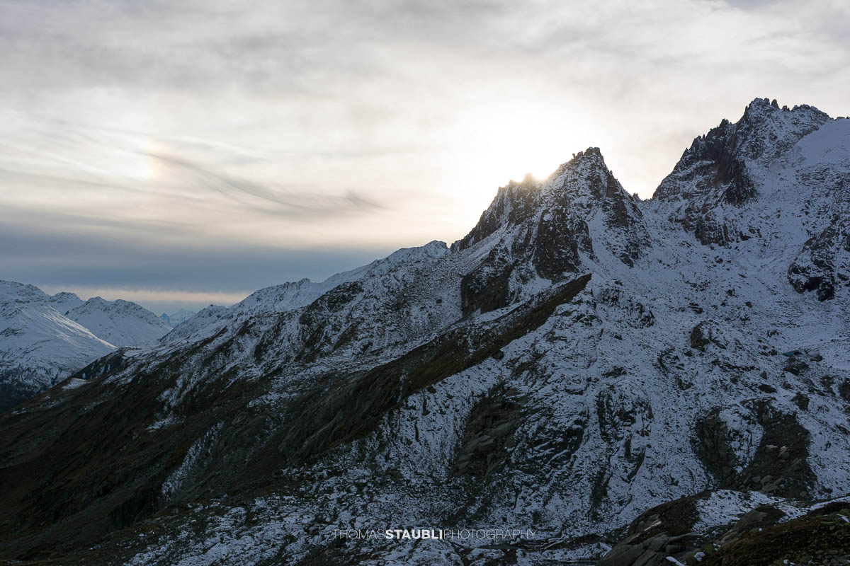 Chli und Gross Bielenhorn oberhalb des Furkapasses, schroffe Gipfel mit frischem Schnee unter bedecktem Himmel in alpiner Hochgebirgslandschaft.