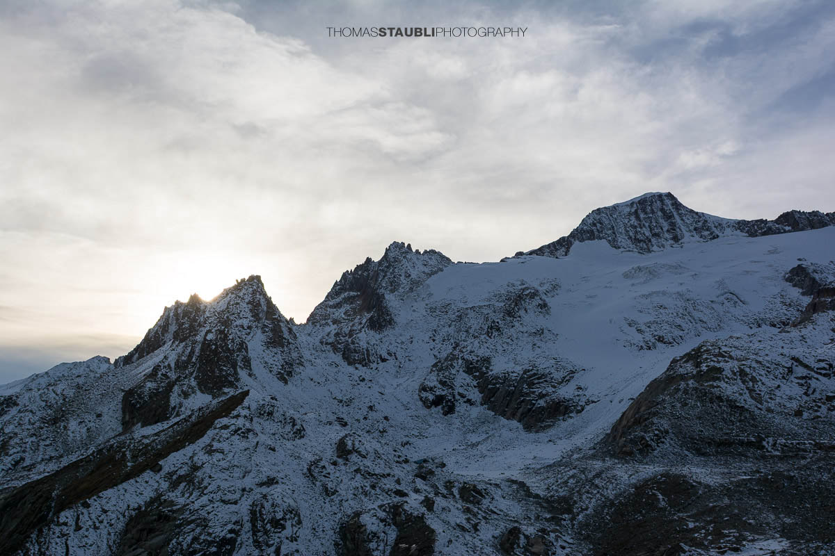 Chli, Gross Bielenhorn und Galenstock oberhalb des Furkapasses, schroffe Gipfel mit frischem Schnee unter bedecktem Himmel in alpiner Hochgebirgslandschaft.
