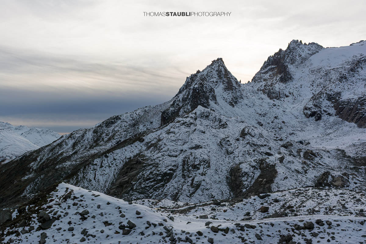 Chli und Gross Bielenhorn oberhalb des Furkapasses, schroffe Gipfel mit frischem Schnee unter bedecktem Himmel in alpiner Hochgebirgslandschaft.