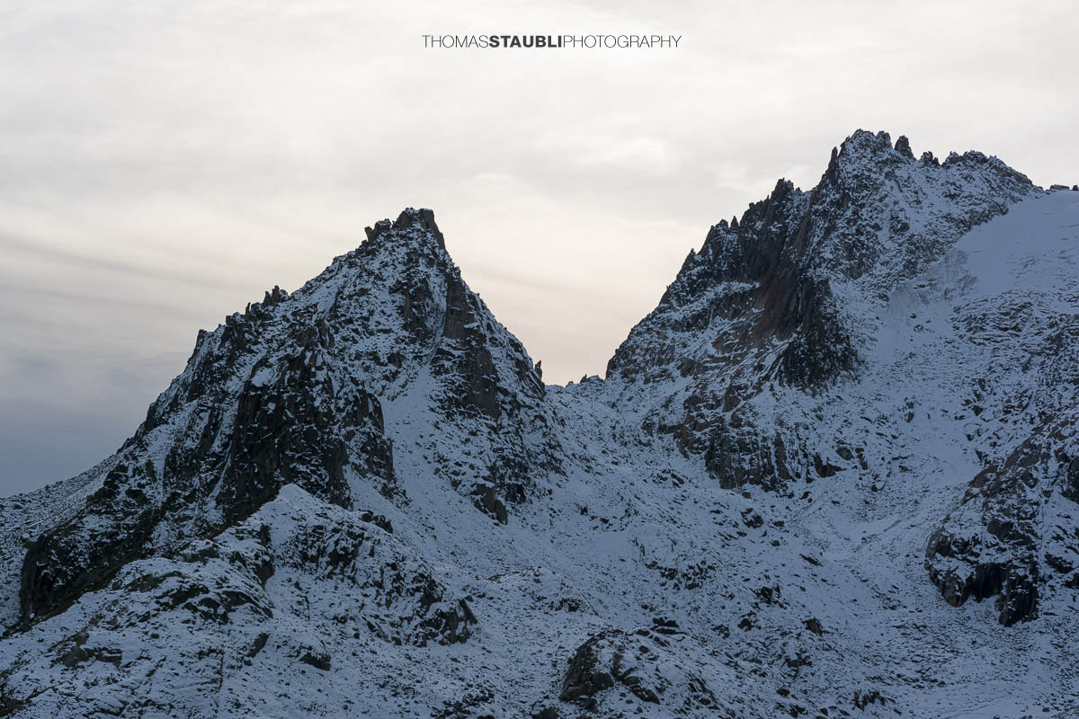 Chli und Gross Bielenhorn oberhalb des Furkapasses, schroffe Gipfel mit frischem Schnee unter bedecktem Himmel in alpiner Hochgebirgslandschaft.