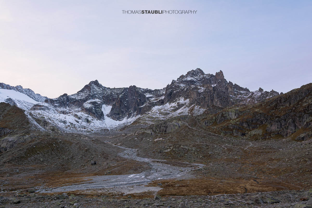 Galenstock, Gletschhorn und Winterstock im Urserental, felsige Hochgebirgslandschaft mit ersten Schneefeldern unter bedecktem Himmel.