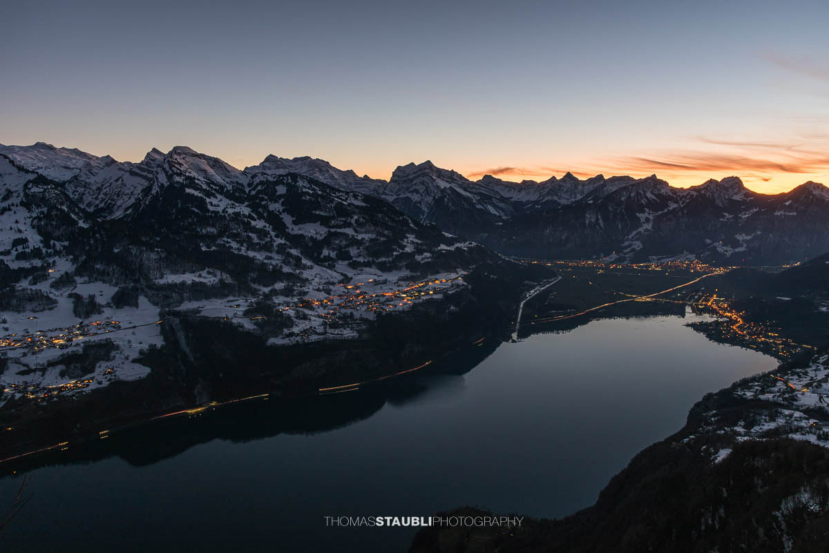 Blick vom Chapf bei Arvenbüel auf den Walensee im letzten Tageslicht.