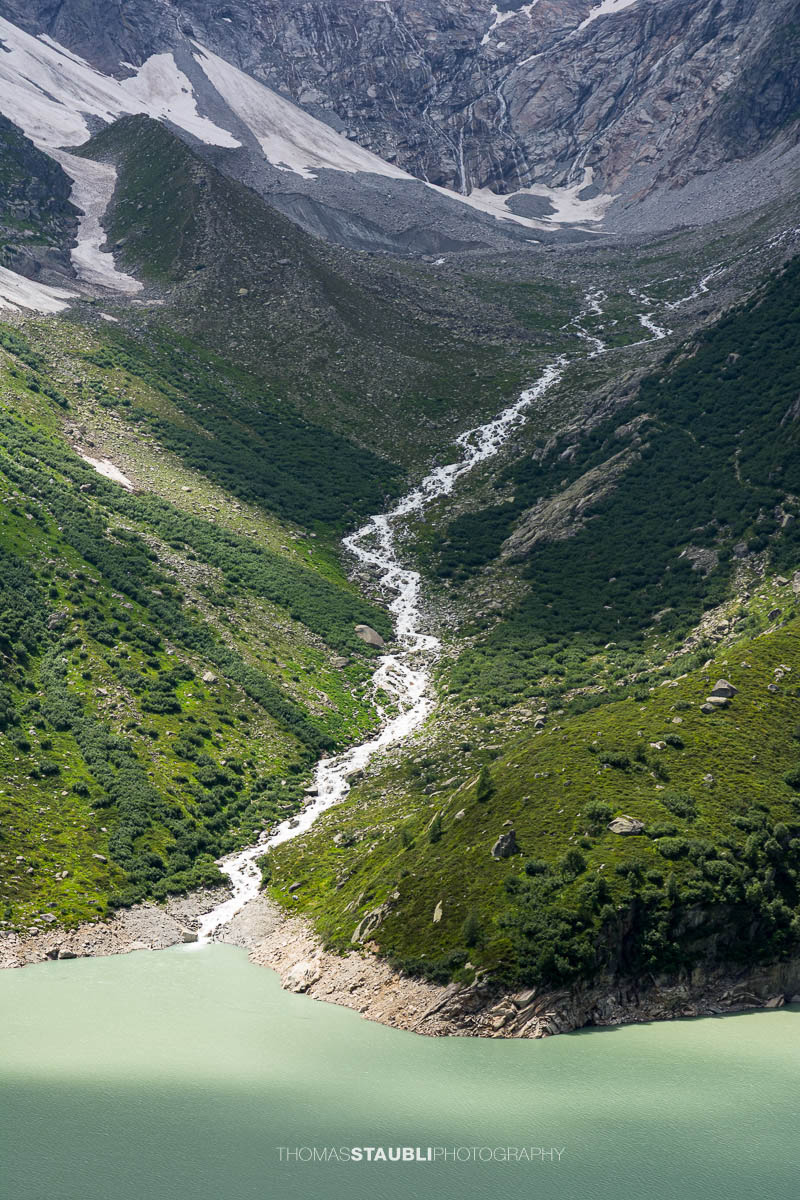 die Dammareuss fliesst in den türkisfarbenen Göscheneralpsee