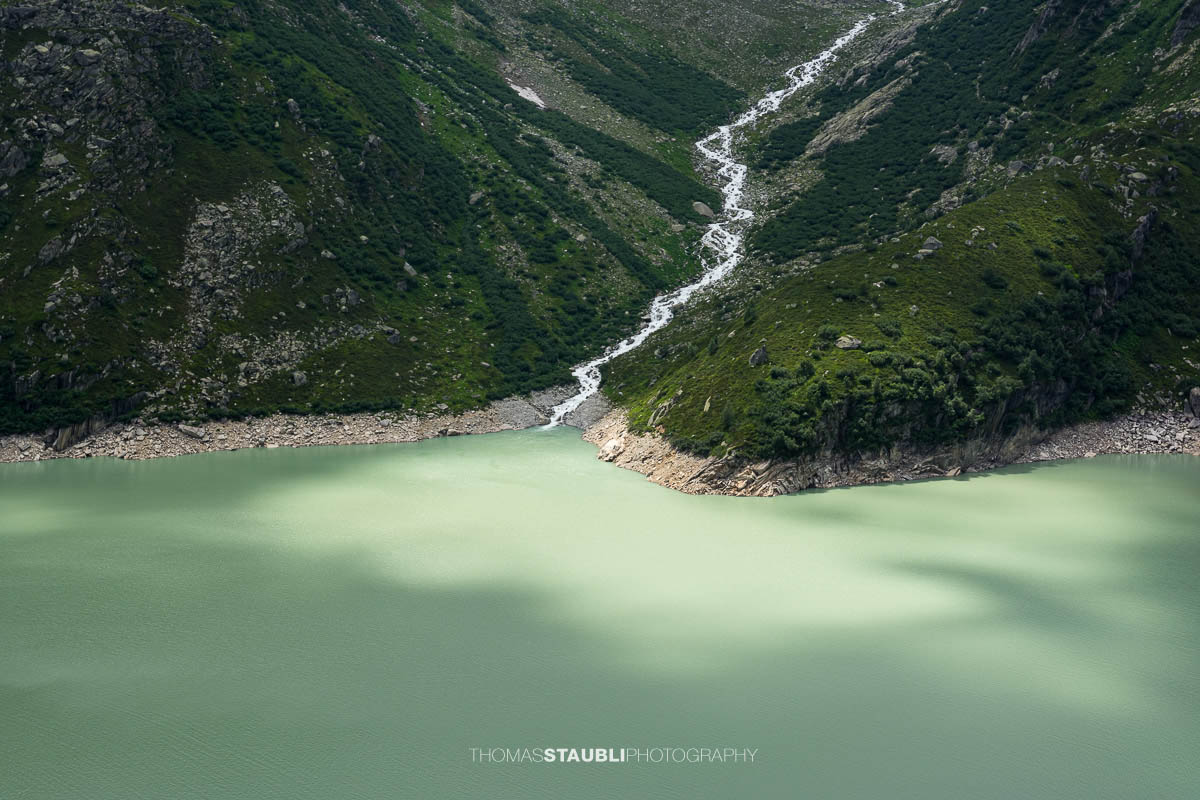 die Dammareuss fliesst in den türkisfarbenen Göscheneralpsee