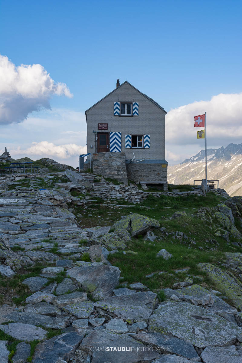 Dammahütte im Abendlicht
