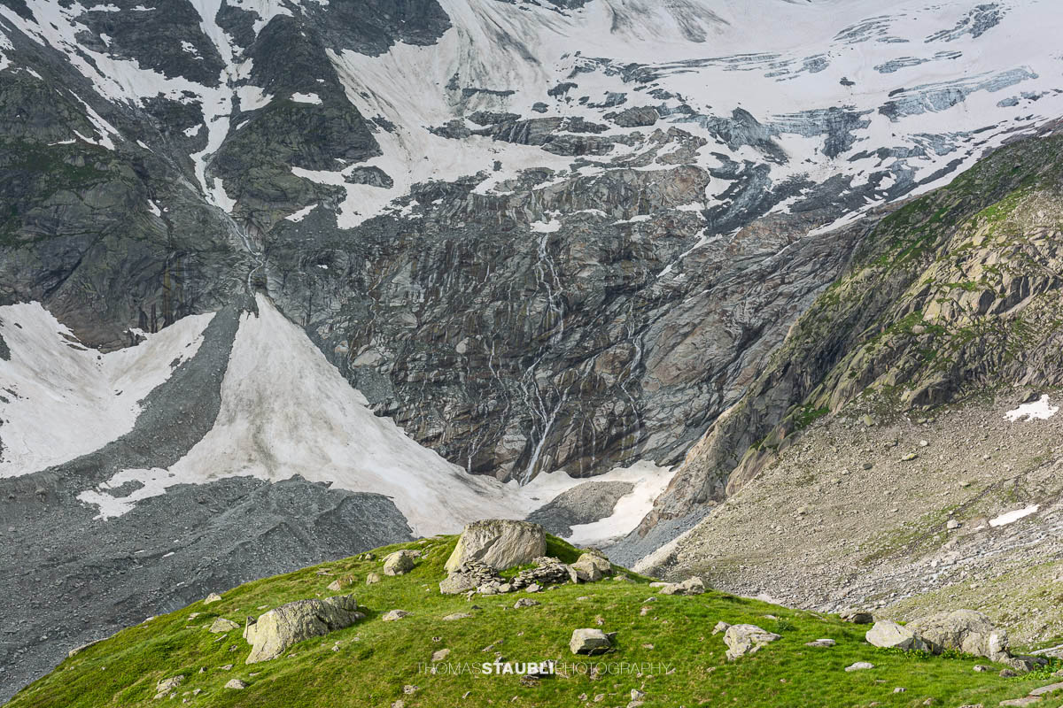 Blick zum Dammagletscher im Kanton Uri im Jahr 2013, schmelzendes Eis mit freigelegten Felsstrukturen und Wasserläufen über steiler Gletscherflanke.