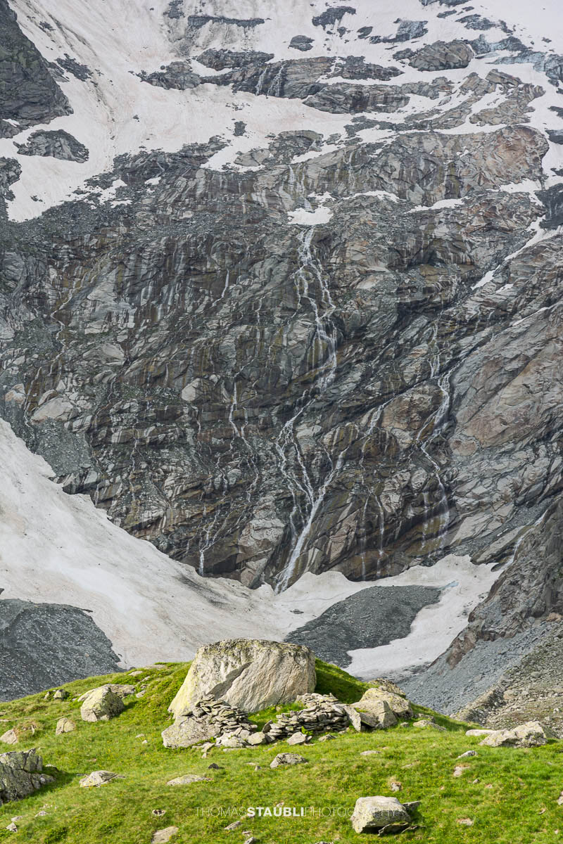 Blick zum Dammagletscher im Kanton Uri im Jahr 2013, schmelzendes Eis mit freigelegten Felsstrukturen und Wasserläufen über steiler Gletscherflanke.