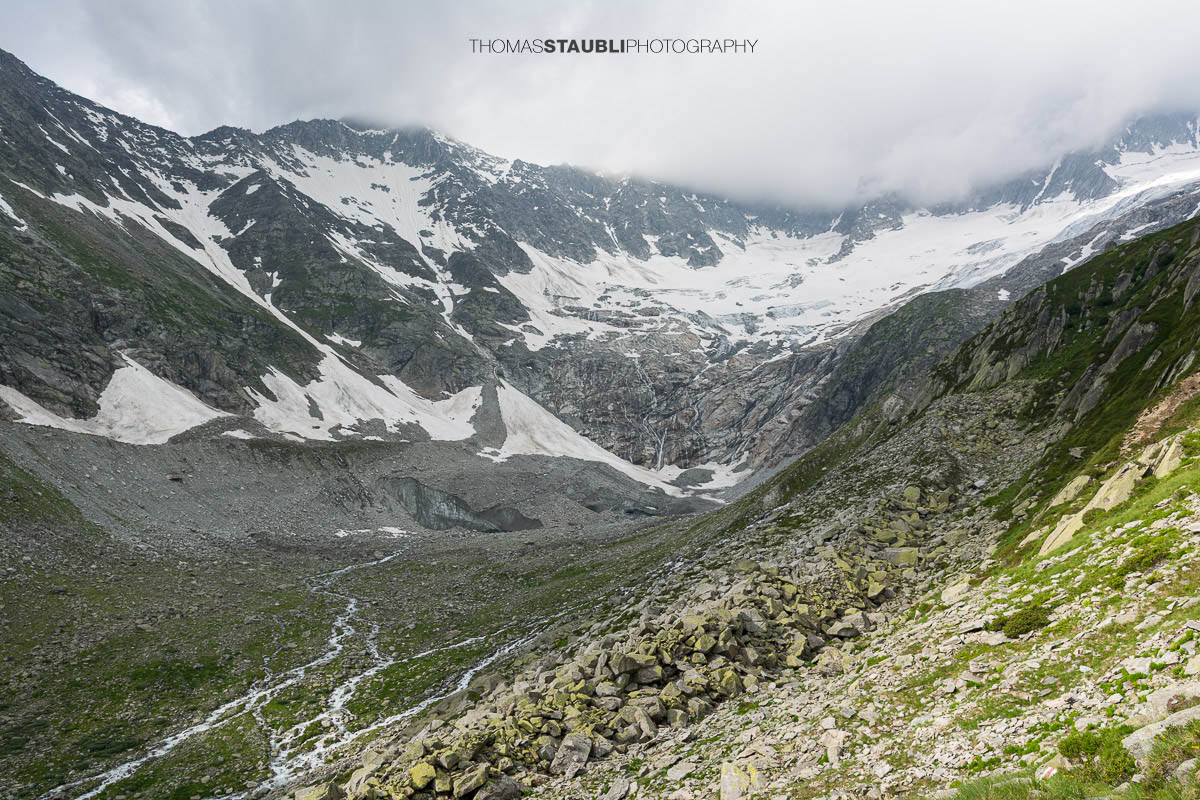 Blick zum Dammagletscher im Kanton Uri im Jahr 2013, schmelzendes Eis mit freigelegten Felsstrukturen und Wasserläufen über steiler Gletscherflanke.