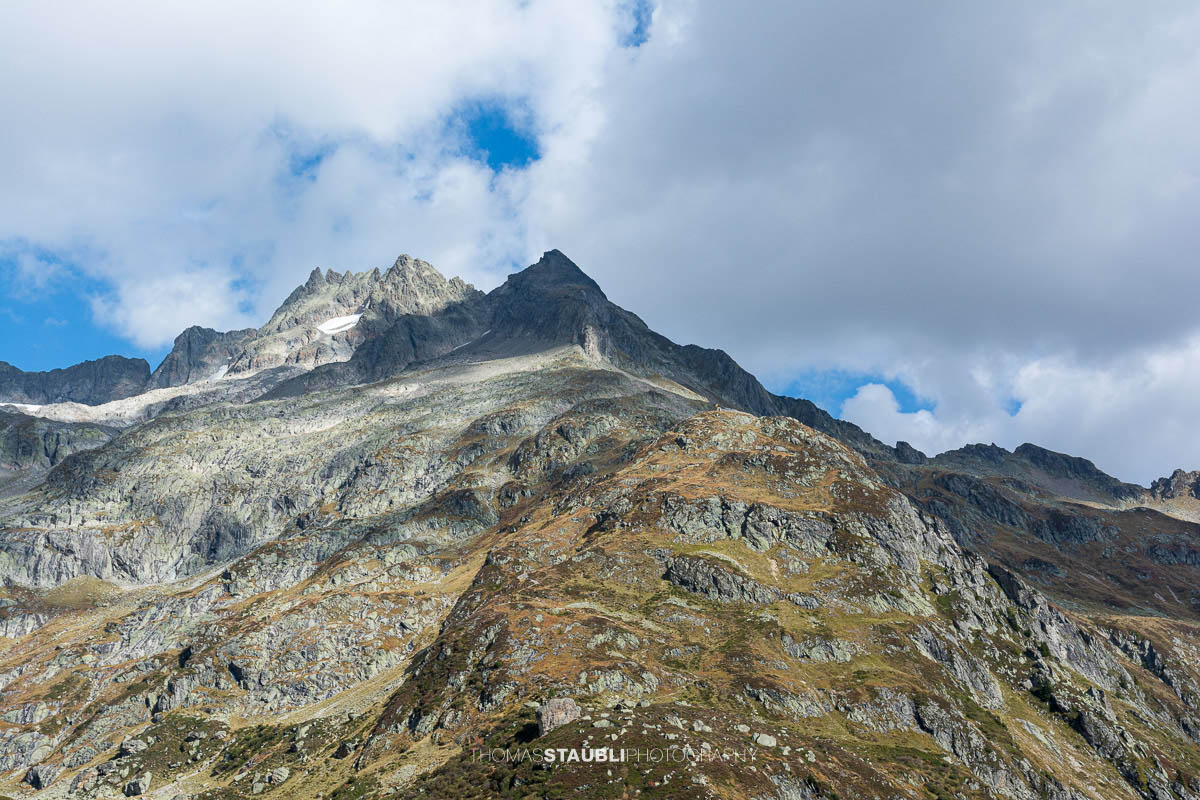 Blick auf das Böschenstöckli unter bewölktem Himmel.