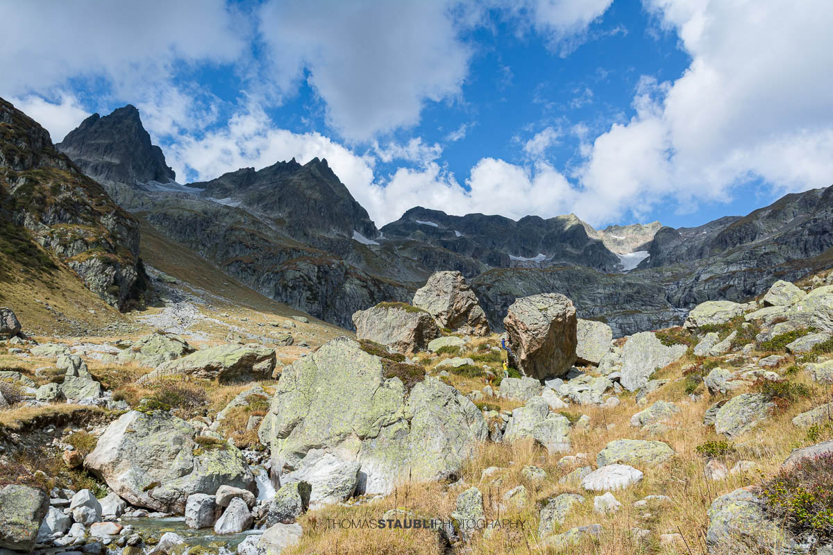 Bergwanderweg zur Sustlihütte in den Schweizer Alpen, links im Hintergrund das Wendenhorn, umgeben von felsiger Berglandschaft.