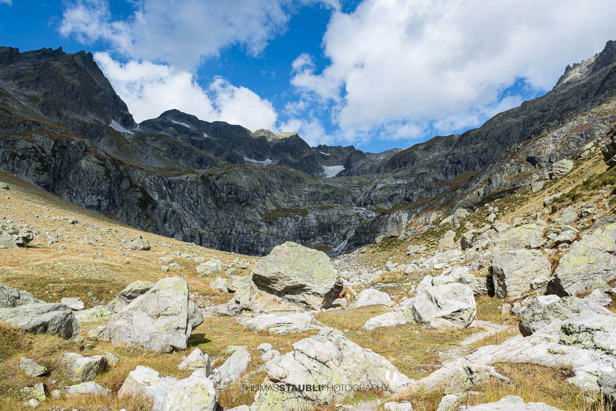 Bergwanderweg zur Sustlihütte in den Schweizer Alpen, links im Hintergrund der Grassen, umgeben von felsiger Berglandschaft.