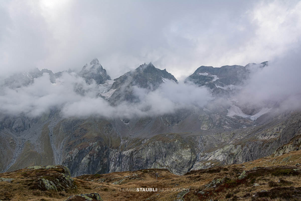 das Wendenhorn und Wasenhorn umhüllt von Nebel