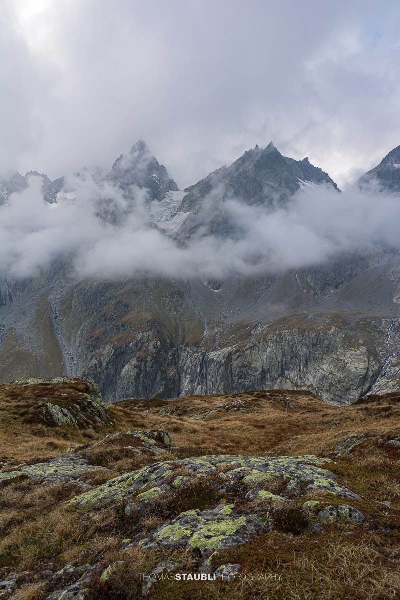das Wendenhorn und Wasenhorn umhüllt von Nebel
