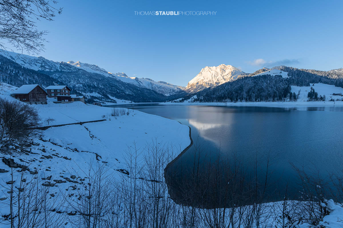 verschneite Landschaft am Wägitalersee mit Fluebrig