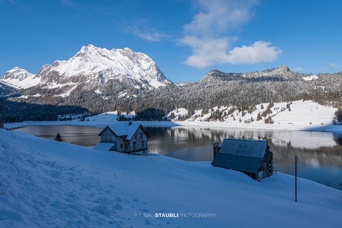 verschneite Landschaft am Wägitalersee mit Fluebrig
