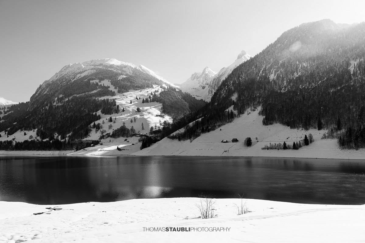 verschneite Landschaft am Wägitalersee mit Zindlenspitz und Rossalpelispitz