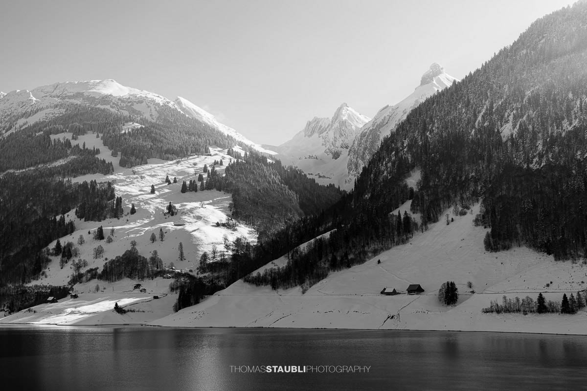verschneite Landschaft am Wägitalersee mit Zindlenspitz und Rossalpelispitz