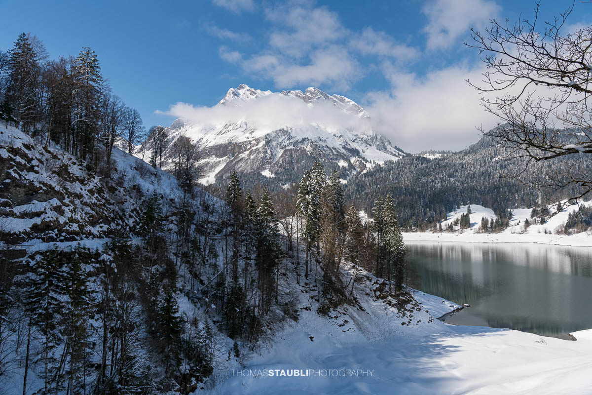 verschneite Landschaft am Wägitalersee mit Fluebrig