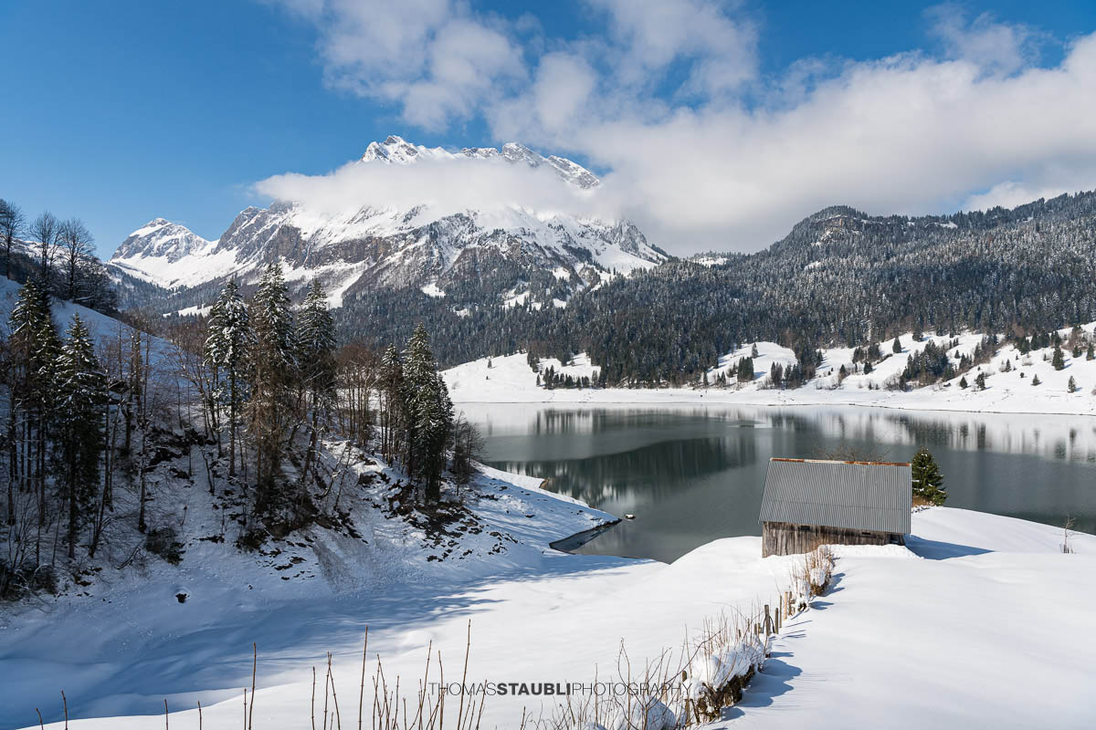 verschneite Landschaft am Wägitalersee mit Fluebrig