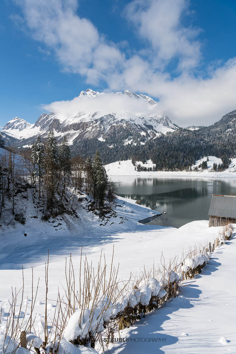 verschneite Landschaft am Wägitalersee mit Fluebrig
