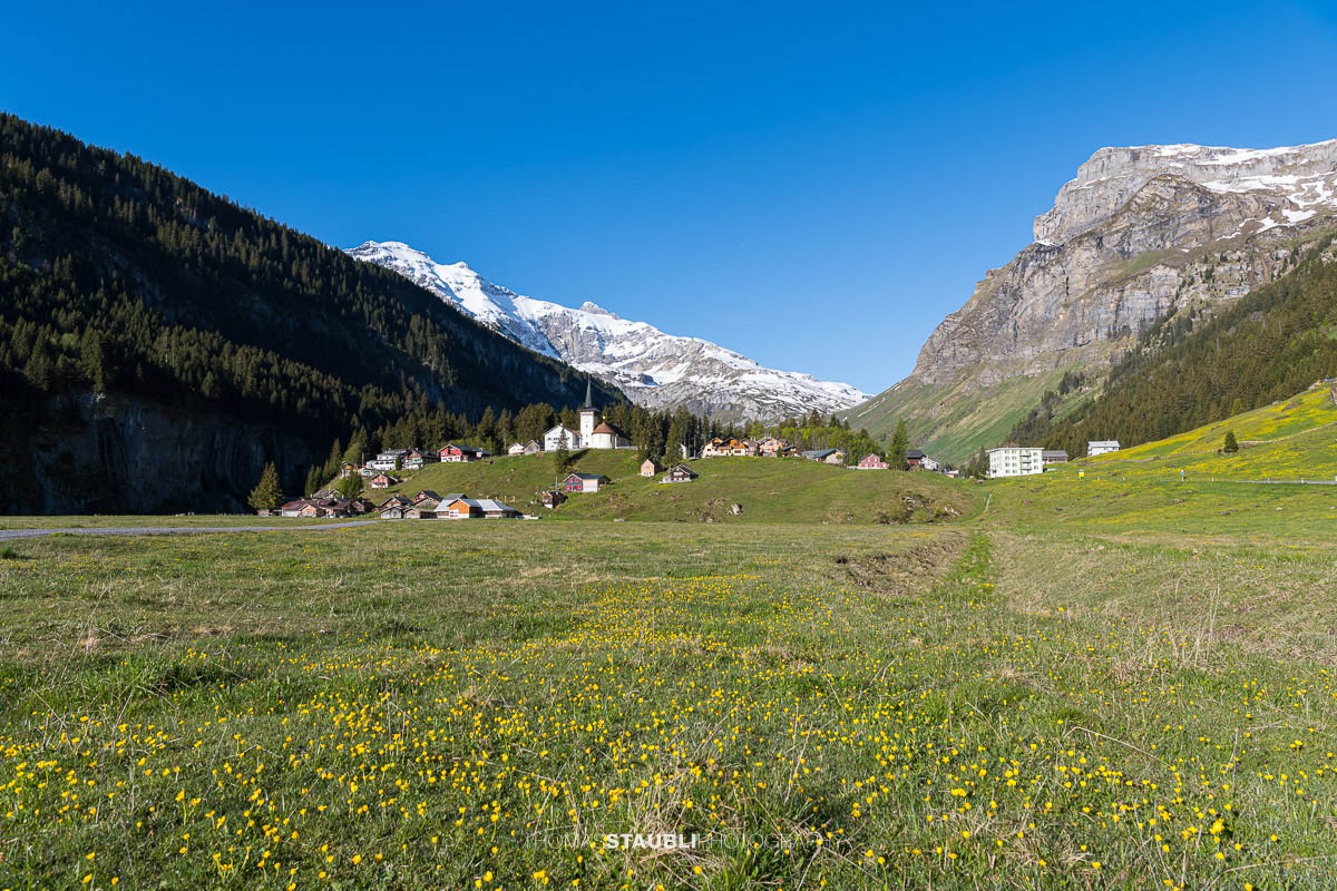 Urnerboden im Kanton Uri mit der Kirche St. Erhard, umgeben von weiten Alpflächen und Bergen.