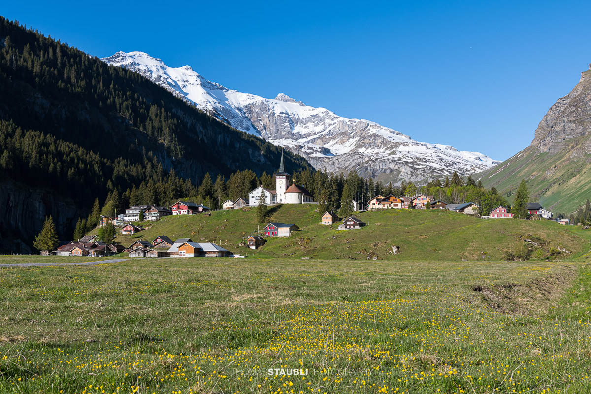 Urnerboden im Kanton Uri mit der Kirche St. Erhard, umgeben von weiten Alpflächen und Bergen.