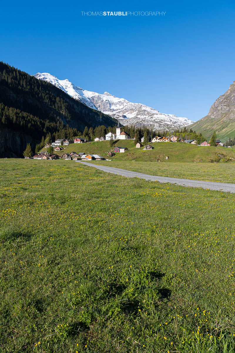 Urnerboden im Kanton Uri mit der Kirche St. Erhard, umgeben von weiten Alpflächen und Bergen.