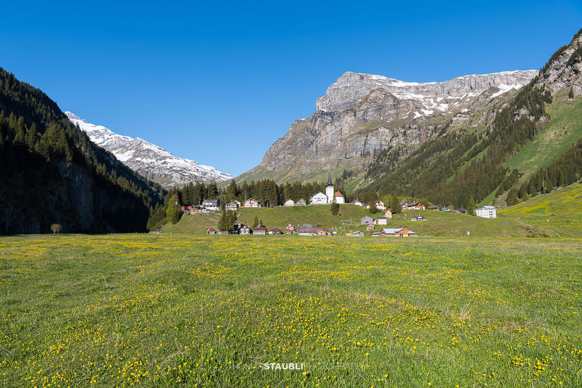 Urnerboden im Kanton Uri mit der Kirche St. Erhard, umgeben von weiten Alpflächen und Bergen.