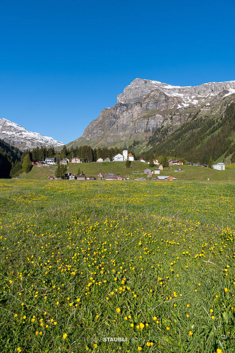 Urnerboden im Kanton Uri mit der Kirche St. Erhard, umgeben von weiten Alpflächen und Bergen.